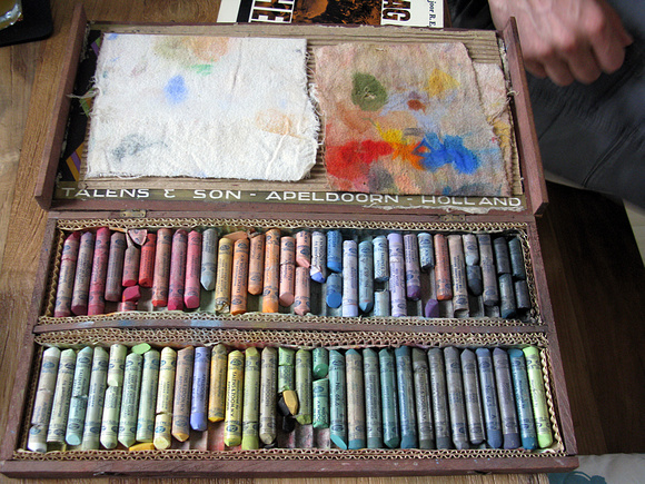 Frans Leferink and his box of Talens pastel crayons.
